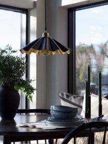 Aira Ø40 Sort Fra PR Home - Aira loftlampe i matsort finish med messingfarvet inderside.