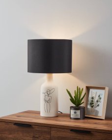Vinoza 53cm Hvid bordlampe Fra Eglo - Med en hvid base dekoreret med minimalistiske linjer, der repræsenterer en kvinde i en hat, tilføjer lampen et sofistikeret og kunstnerisk touch til dit hjem.