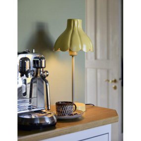 Wera 47cm Gul bordlampe Fra PR Home - Den håndlavede lampeskærm har en guldfarvet inderside, der spreder en varm og hyggelig glød.