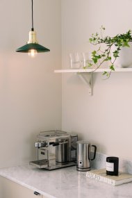 Disc Ø22 Grøn vindueslampe Fra Globen Lighting - Den grønne metalskærm i kombination med messingdetaljerne skaber en varm atmosfære i rummet.