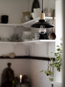 Disc Ø22 Sort vindueslampe Fra Globen Lighting - Den sorte metalsk&aelig;rm i kombination med messingdetaljerne skaber en varm atmosf&aelig;re i rummet.