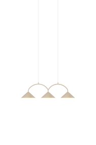 Curve 95cm Beige loftslampe Fra Globen Lighting - Pendlen er lavet af matlakeret metal med tre skærme og leveres med to 200 cm tekstilledninger og en matchende baldakin.