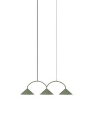 Curve 95cm Mosgrøn loftslampe Fra Globen Lighting - Pendlen er lavet af matlakeret metal med tre skærme og leveres med to 200 cm tekstilledninger og en matchende baldakin.