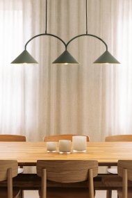 Curve 95cm Mosgrøn loftslampe Fra Globen Lighting - Pendlen er lavet af matlakeret metal med tre skærme og leveres med to 200 cm tekstilledninger og en matchende baldakin.