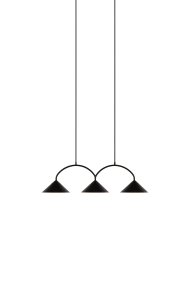 Curve 95cm Sort loftslampe Fra Globen Lighting - Pendlen er lavet af matlakeret metal med tre skærme og leveres med to 200 cm tekstilledninger og en matchende baldakin.
