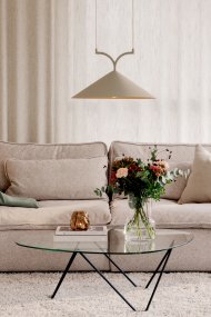 Curve Ø50 Beige loftslampe Fra Globen Lighting - Lavet af matlakeret metal med to 120 cm tekstilledninger og matchende metalloftskop.