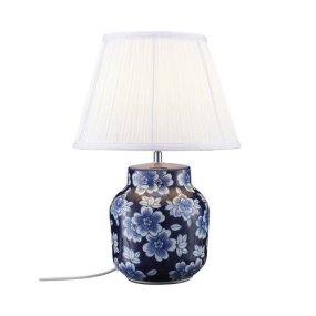 Fanny 47cm Blå bordlampe Fra PR Home - I kombination med den veckade textilsk&auml;rmen bidrar lampan med en tidl&ouml;s elegans till rummet.