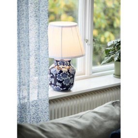 Fanny 47cm Blå bordlampe Fra PR Home - I kombination med den veckade textilsk&auml;rmen bidrar lampan med en tidl&ouml;s elegans till rummet.