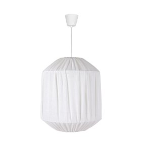 Molly Ø40 Hvid loftslampe Fra Oriva - Dens luftige design i smukt hvidt stof lader lyset trænge igennem på en behagelig måde, hvilket giver en varm og hyggelig atmosfære.