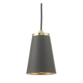 Cone Ø9 Sort guld vindueslampe Fra Oriva - Denne moderne vindueslampe kombinerer en elegant sort sk&aelig;rm med sofistikerede messingdetaljer, hvilket giver dit vindue et stilfuldt og eksklusivt look.