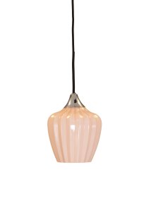 Amalfi Ø14 Abrikos vindueslampe Fra PR Home - Det riflede glas i en varm abrikosfarvet tone giver lampen et blødt og dekorativt udtryk, mens den kromfarvede detalje skaber en elegant kontrast.