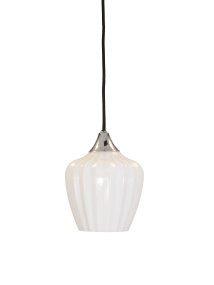 Amalfi Ø14 Hvid vindueslampe Fra PR Home - Det riflede opalglas giver lampen et blødt og dekorativt udtryk, mens den kromfarvede detalje skaber en elegant kontrast.