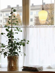 Amalfi Ø14 Hvid vindueslampe Fra PR Home - Det riflede opalglas giver lampen et blødt og dekorativt udtryk, mens den kromfarvede detalje skaber en elegant kontrast.