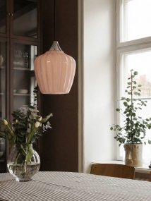 Amalfi Ø25 Abrikos loftslampe Fra PR Home - Amalfi pendellampen har et tidløst og elegant design med en blød silhuet inspireret af snegækblomsten.