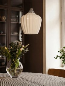 Amalfi Ø25 Hvid loftslampe Fra PR Home - Amalfi pendellampen har et tidløst og elegant design med en blød silhuet inspireret af snegækblomsten.