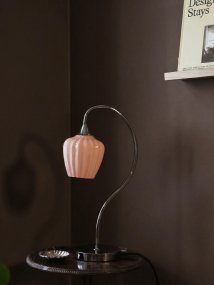 Amalfi 50cm Abrikos bordlampe Fra PR Home - Amalfi bordlampen har et elegant og tidl&oslash;st design med den karakteristiske bl&oslash;de form inspireret af sneg&aelig;kblomsten.