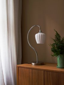 Amalfi 50cm Hvid bordlampe Fra PR Home - Amalfi bordlampen har et elegant og tidløst design med den karakteristiske bløde form inspireret af snegækblomsten.