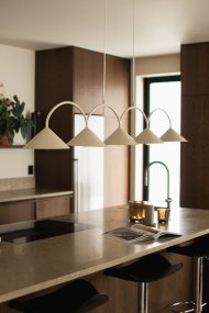 Curve 165cm Beige loftslampe Fra Globen Lighting - Pendlen er lavet af matlakeret metal med fem sk&aelig;rme og leveres med to 200 cm tekstilledninger og en matchende baldakin.