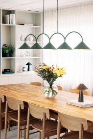 Curve 165cm Mosgrøn loftslampe Fra Globen Lighting - Pendlen er lavet af matlakeret metal med fem sk&aelig;rme og leveres med to 200 cm tekstilledninger og en matchende baldakin.