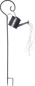 Dew Drop Water can Zink solcellelampe Fra Star Trading - Oplades af solen i løbet af dagen og slukker automatisk, når mørket falder på.