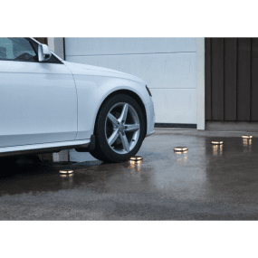 Driveway Sort solcellelampe Fra Star Trading - Lampen udsender et koldt, hvidt lys efter skumring, da den er blevet opladet af sollys i l&oslash;bet af dagen.