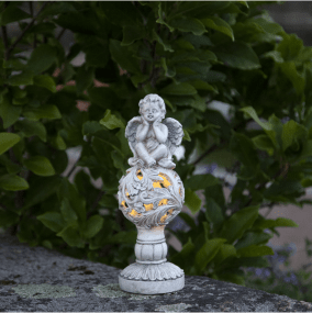 Angel Grå solcellelampe Fra Star Trading - Lavet af plastik med en finish, der imiterer sten, hvilket giver et klassisk og tidl&oslash;st udtryk.