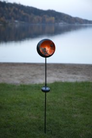 Fairytale Rav solcellelampe Fra Star Trading - Den runde metaltop er udsmykket med et smukt fe-motiv, der giver et dekorativt og legende udtryk.