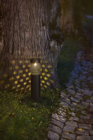 Blace Sort solcellelampe Fra Star Trading - Blace solcellepullert er en dekorativ og stilfuld belysning til haver og gangstier.