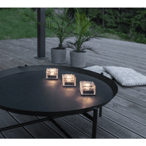 Icecube 3-pk Gennemsigtig Fra Star Trading - De oplades i l&oslash;bet af dagen og t&aelig;ndes automatisk, n&aring;r m&oslash;rket falder p&aring;, med et bl&oslash;dt, varmt hvidt sk&aelig;r.