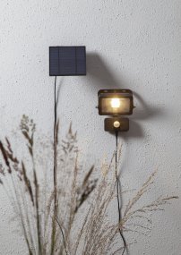 Powerspot Sort solcellelampe Fra Star Trading - Separat panel med 300 cm kabel gør det nemt at placere spotlyset i skyggen og panelet i solen.