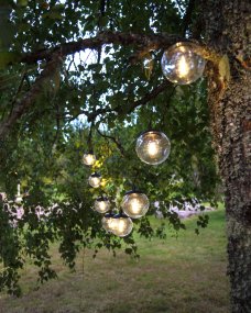 Globe Sort solcellelampe Fra Star Trading - Selve paneldelen er fastgjort med et 170 cm kabel fra den sidste globus, dette gør det nemt at placere panelet i direkte sollys, hvilket er nødvendigt for at oplade det medfølgende batteri.