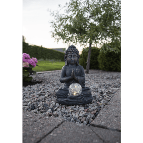 Buddha Grå solcellelampe Fra Star Trading - Solcelledekorationen Buddha er en sl&aring;ende og beroligende ornament i gr&aring; polyresin med en lys bronzesmeltet overflade.