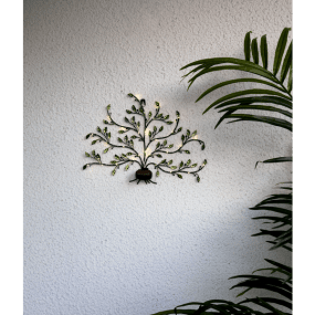 Tree of life Grøn Fra Star Trading - De tynde, s&oslash;lvfarvede ledninger med sm&aring; LED-"dugdr&aring;ber" er viklet rundt om grenene og lyser op med et bl&oslash;dt, varmt hvidt sk&aelig;r, n&aring;r m&oslash;rket falder p&aring;.