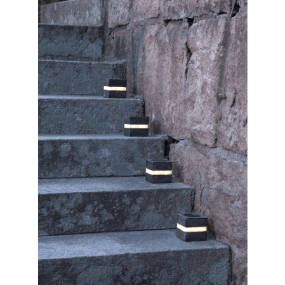 Stonecube 2-pk Grå solcellelampe Fra Star Trading - S&aelig;t med 2 dekorative solcellesten, der falder naturligt i &eacute;t med haven.