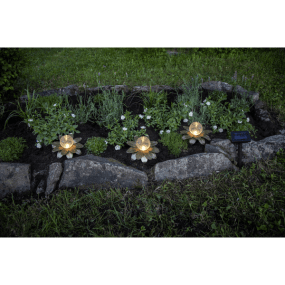 Lilly 3-pk Guld solcellelampe Fra Star Trading - Dekorationerne er cirka 15 cm i diameter og 10 cm h&oslash;je, med 65 cm mellem hver lampe og en samlet l&aelig;ngde p&aring; cirka 130 cm.