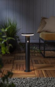 Valletta Sort solcellelampe Fra Star Trading - Gennem et tredje tryk på&aring; ON er den funktion, der giver 800 lumen i cirka 45 sekunder og derefter går den ned til 60 lumen, indtil PIR aktiveres der; den går op til 800 lumen igen.