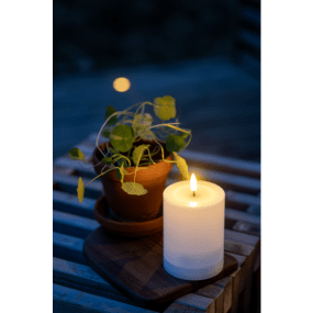 Flamme Saul 13cm Hvid solcellelampe Fra Star Trading - Solcellelyset Flamme Saul er et hvidt plastiklys, der er fantastisk til at lyse op i en lanterne eller som dekoration p&aring; for eksempel en terrasse eller altan.