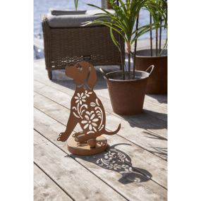 Oxidog Rust solcellelampe Fra Star Trading - Den er lige s&aring; smuk t&aelig;ndt som slukket og er perfekt til placering p&aring; en trappe, i et blomsterbed eller p&aring; altanen.