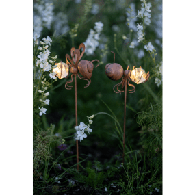 Oxida 2-pk Rust solcellelampe Fra Star Trading - med en myre og en flue i rustfarvet metal, der giver et charmerende og legende udtryk.