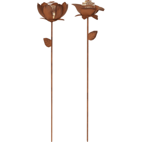 Oxida Flower 2-pk Rust solcellelampe Fra Star Trading - med to forskellige blomsterformer i rustfarvet metal, der giver et naturligt og dekorativt udtryk.