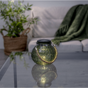 Dotte Grøn solcellelampe Fra Star Trading - Dotte er en dekorativ solcellelanterne i grønt glas med boblende overflade og rebhåndtag.