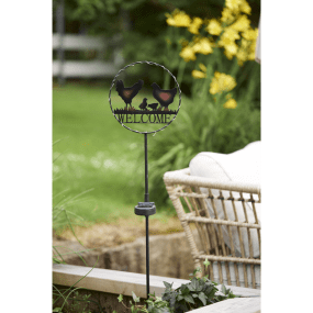 Welcome Sort solcellelampe Fra Star Trading - Velkommen solcellestokken er en dørdekoration i træ med et udskåret motiv af horn og teksten Velkommen.