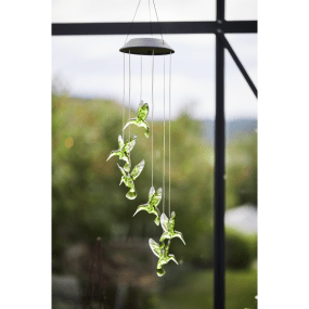 Kolibri Grøn solcellelampe Fra Star Trading - Om dagen fungerer den som en farverig dekoration, og i m&oslash;rket lyser fuglene op med et bl&oslash;dt hvidt sk&aelig;r.