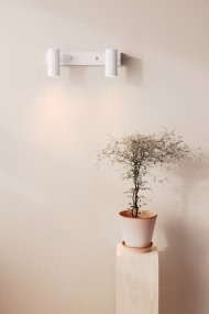 Hubble Hvid læselampe Fra Globen Lighting - Væglampen Hubble er en moderne væglampe med to rørformede og riflede skærme af metal.