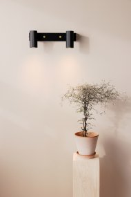 Hubble Sort læselampe Fra Globen Lighting - Væglampen Hubble er en moderne væglampe med to rørformede og riflede skærme af metal.