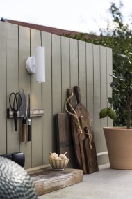 Hubble Hvid udendørslampe Fra Globen Lighting - Hubble er en stilfuld v&aelig;glampe i hvid, der spreder lyset b&aring;de op og ned og skaber et smukt lysspil mod v&aelig;ggen.