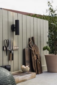 Hubble Sort udendørslampe Fra Globen Lighting - Hubble er en stilfuld v&aelig;glampe i sort, der spreder lyset b&aring;de op og ned og skaber et smukt lysspil mod v&aelig;ggen.