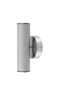 Hubble Børstet stål udendørslampe Fra Globen Lighting - Hubble er en stilfuld v&aelig;glampe med en b&oslash;rstet st&aring;lfinish, der spreder lyset b&aring;de op og ned og skaber et smukt lysspil mod v&aelig;ggen.