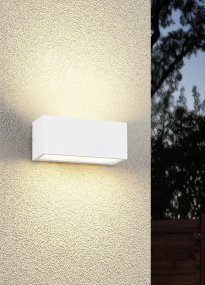 Mayenne 25cm Hvid udendørslampe Fra Trio Lighting - Det udsender både opadgående og nedadgående, behageligt lys, der fremhæver indgange, facader og terrasser med moderne elegance.