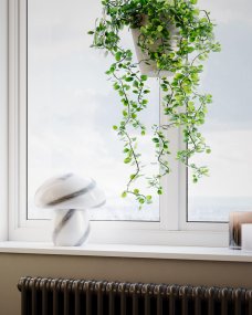 Mira Mushroom 30cm Hvid/sort bordlampe Fra By Rydéns - Lampen er ikke kun en funktionel lyskilde, men også en kunstnerisk detalje, der fremhæver dit interiør med sit naturinspirerede design og håndlavede kvalitet.